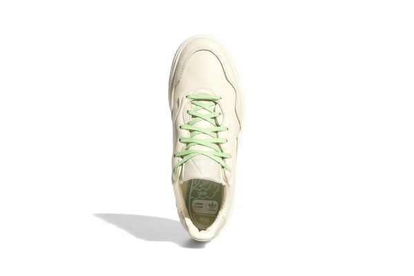 Pharrell Williams et adidas Originals ajoutent deux sneakers entièrement crème à leur pack collaboratif