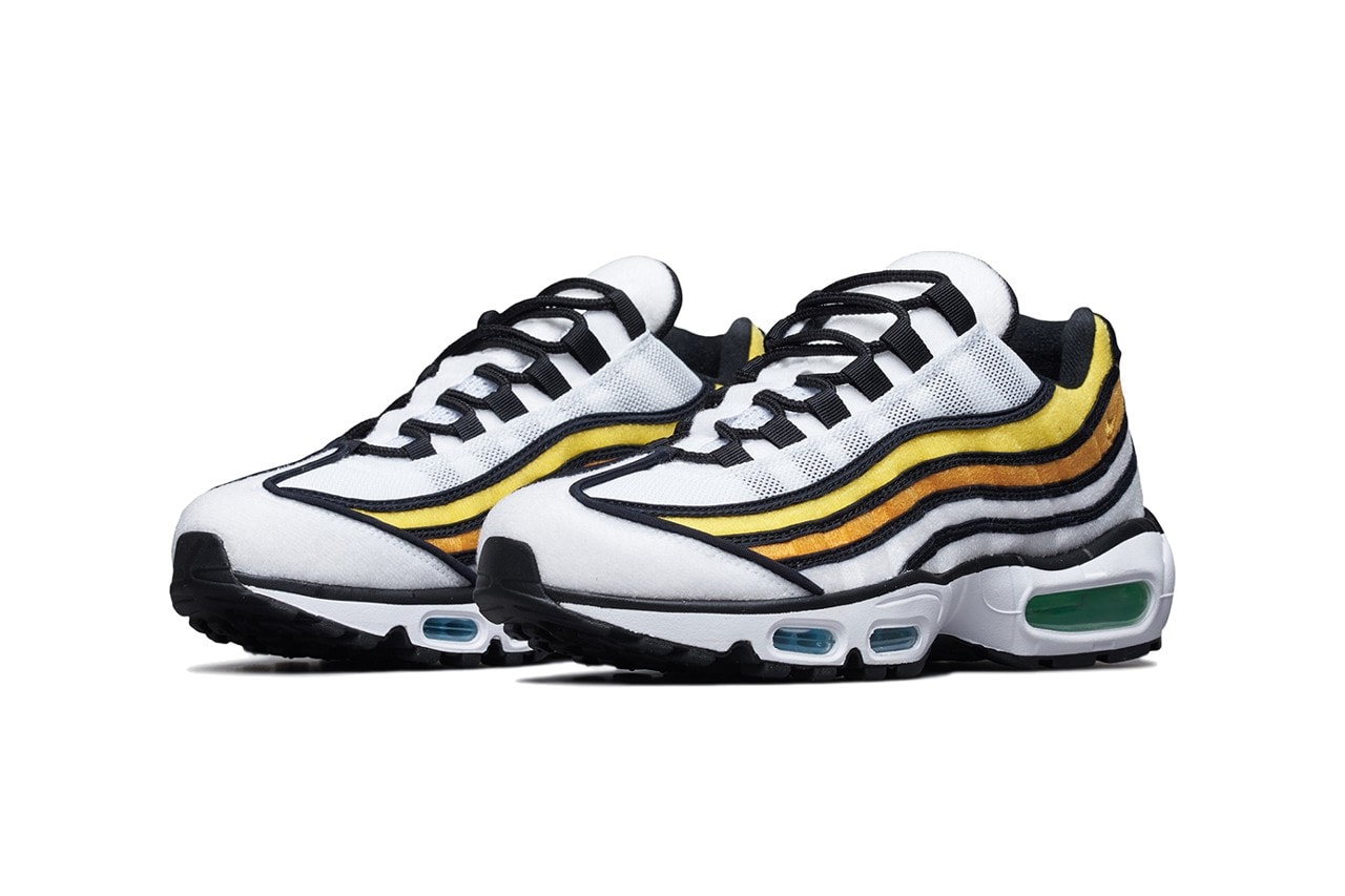 Air Max : Une paire avec un swoosh entièrement à fleurs