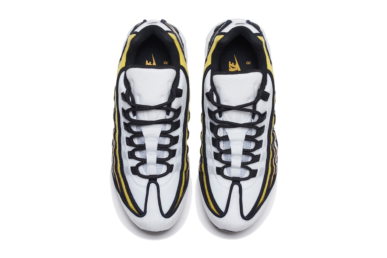 Air Max : Une paire avec un swoosh entièrement à fleurs