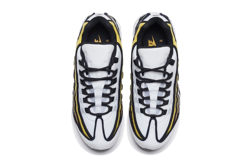 Air Max : Une paire avec un swoosh entièrement à fleurs