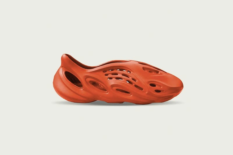 Voici les deux premières versions confirmées de la YEEZY façon Crocs, la FOAM RUNNER
