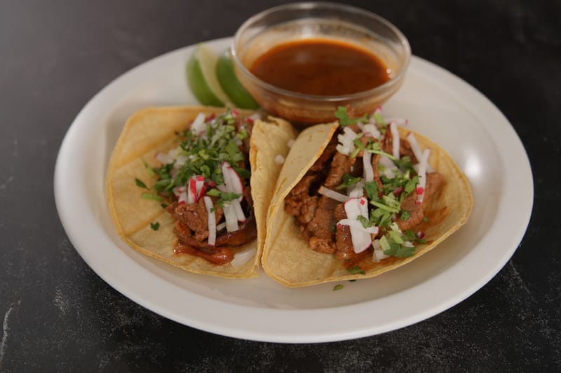 Le chef Jeremy Fall lance « Microwave », son émission 100 % micro-ondes, avec une recette de tacos birria