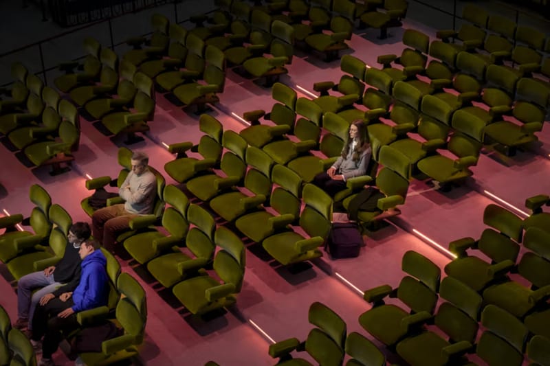 Elmgreen & Dragset entrent en Prada Mode avec « The Audience »