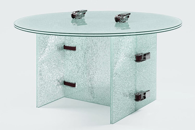 Jorge Penadés a créé « Look Mum, No UV » : une table en verre brisé