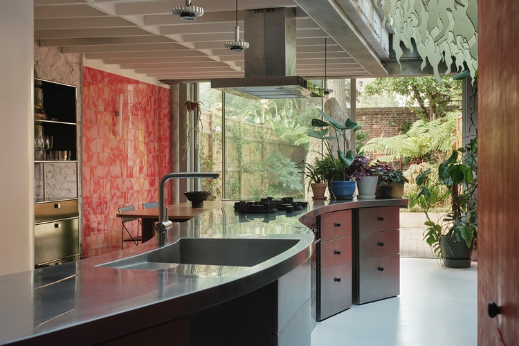 Cette maison mitoyenne londonienne réinventée équilibre quotidien et mise en scène théâtrale