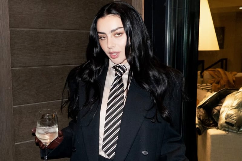 Charli XCX arbore un full glam YSL Beauty à la première de « The Moment »