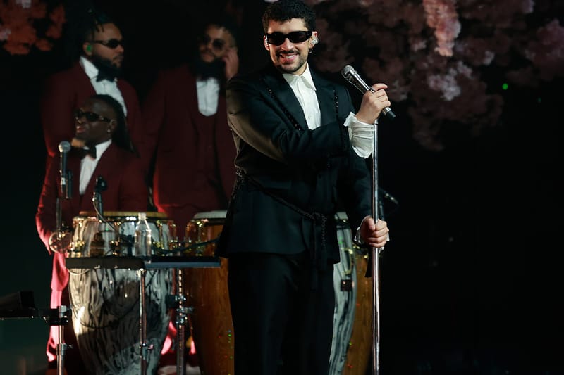 Fit Check : zoom sur le smoking Bode sur‑mesure de Bad Bunny pour sa toute première scène en Asie