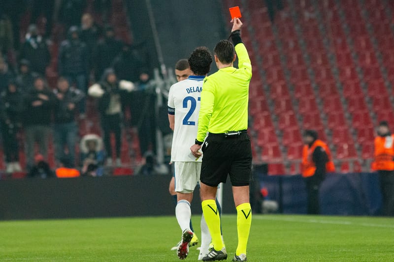 Les joueurs qui se couvrent la bouche risquent désormais le carton rouge, confirment la FIFA et l’IFAB