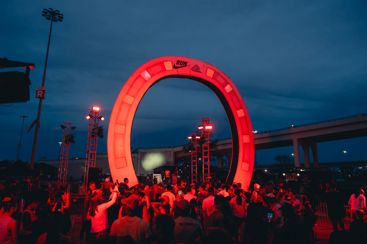 La vague « Swoosh Stampede » de Nike déferle sur Nashville avec la nouvelle Pegasus 42