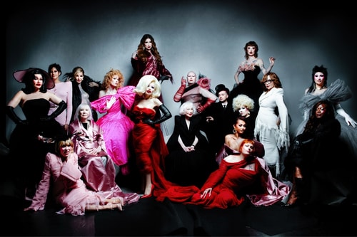 Matières Fécales immortalise la troupe 100 % trans de « Dolls Folies » de Sasha Colby