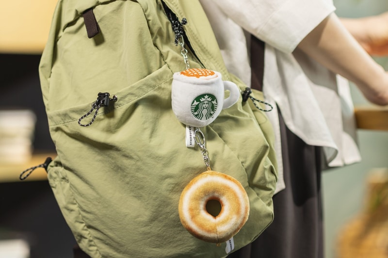 Starbucks Japan transforme son menu en breloques en peluche à collectionner façon boîte surprise avec la série « Joyful Capsule »