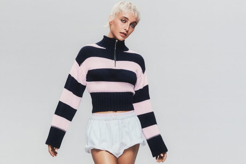 Emma Chamberlain rétrécit le pull en maille J.Crew
