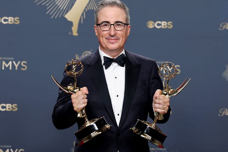 John Oliver prolonge son contrat avec HBO pour « Last Week Tonight » jusqu’en 2027