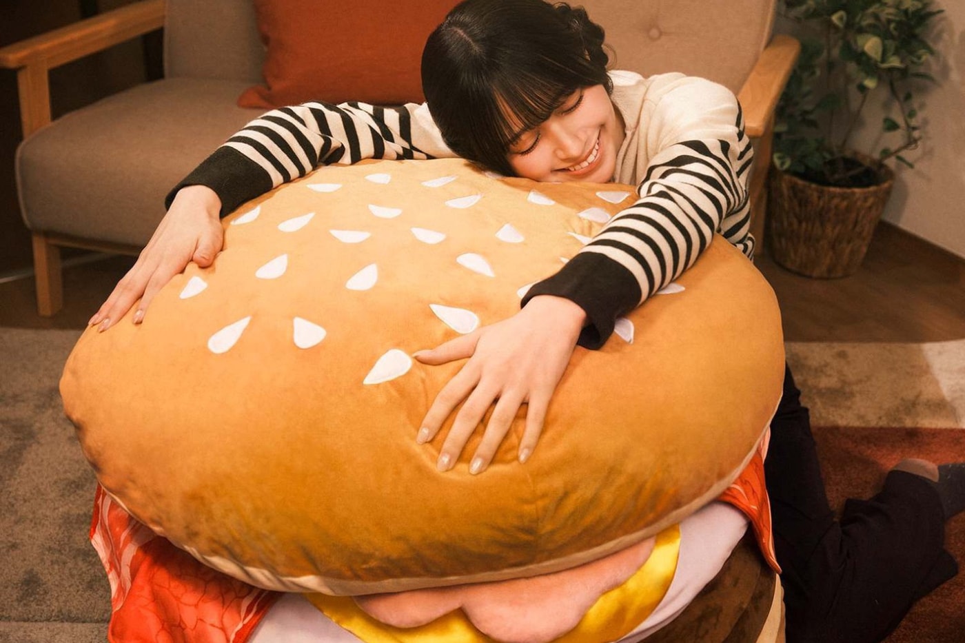 McDonald’s Japon transforme le Tsukimi Burger en peluche géante de 70 cm