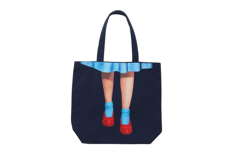 Le tote bag « Le Magicien d’Oz » de TSTS superpose des strass sur une toile imprimée