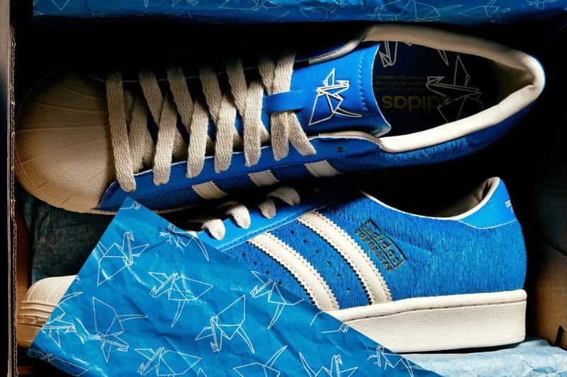 La Superstar d'adidas s'offre une texture duveteuse signée Liberaiders