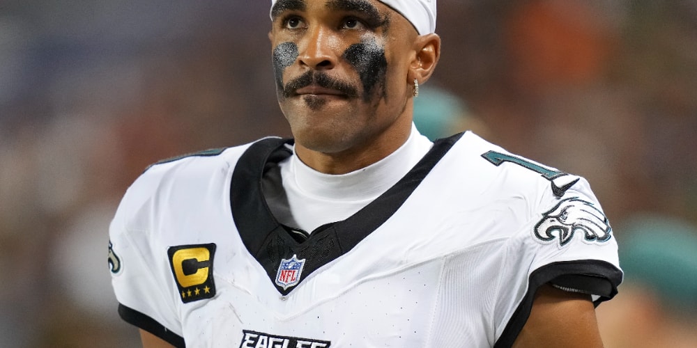 Jalen Hurts, QB des Eagles de Philadelphie, forfait pour la saison NFL suite à des caillots sanguins - Hypebeast