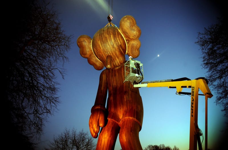 KAWS「SMALL LIE」雕塑於 Yorkshire Sculpture Park 組裝過程全公開