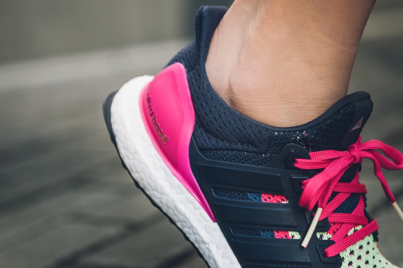 adidas UltraBoost 全新「Neon」系列女生獨佔配色上架