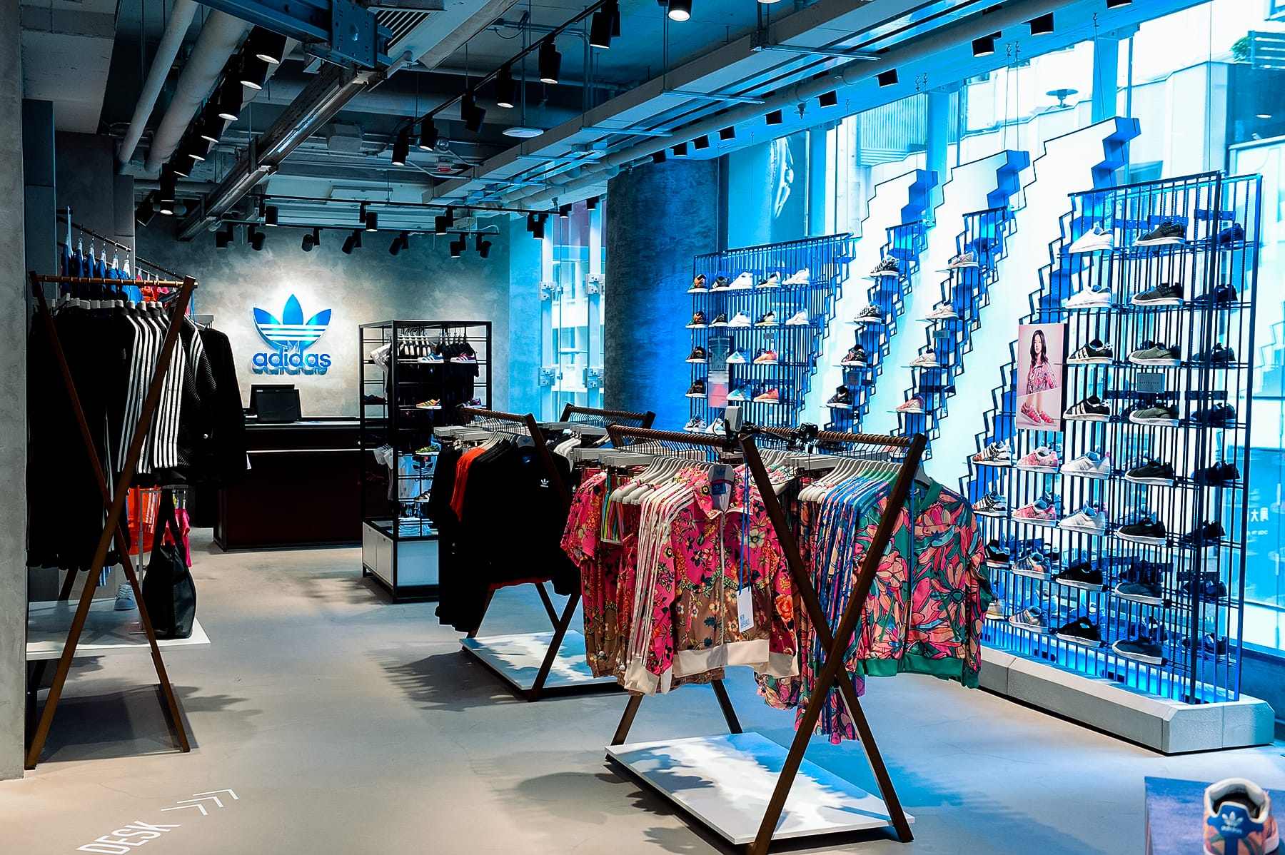 全球第6 間adidas Brand Centre 香港店正 