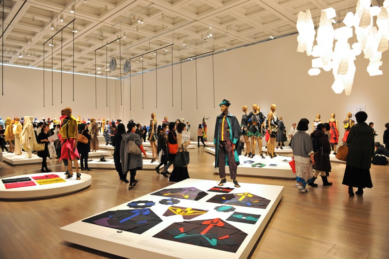 走進三宅一生作品回顧展