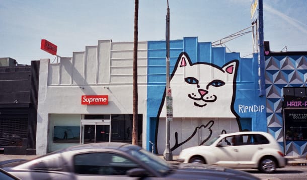 座立於 Supreme 專門店旁的 RIPNDIP 期間限定店