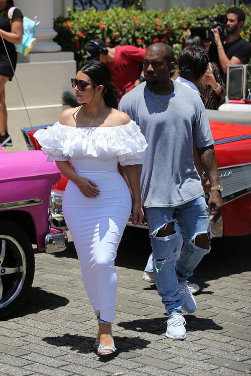 Kanye West 腳著全白色 Yeezy Boost 350 現身古巴
