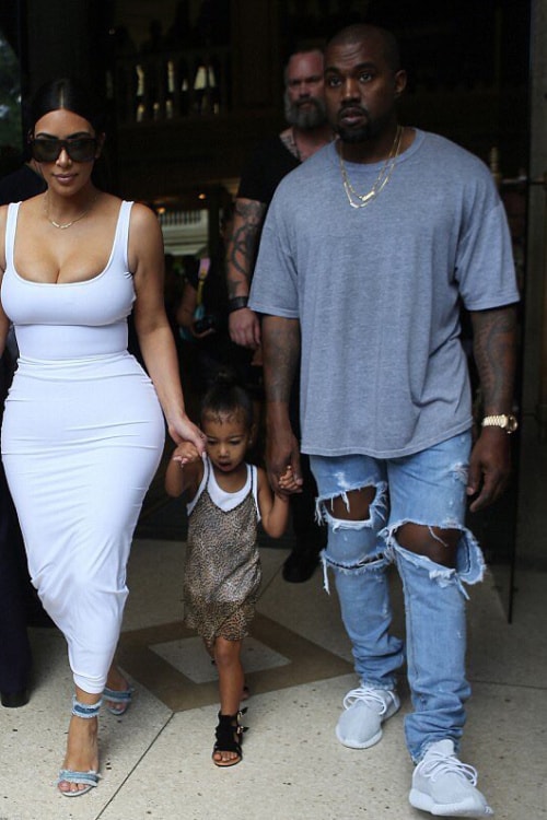 Kanye West 腳著全白色 Yeezy Boost 350 現身古巴