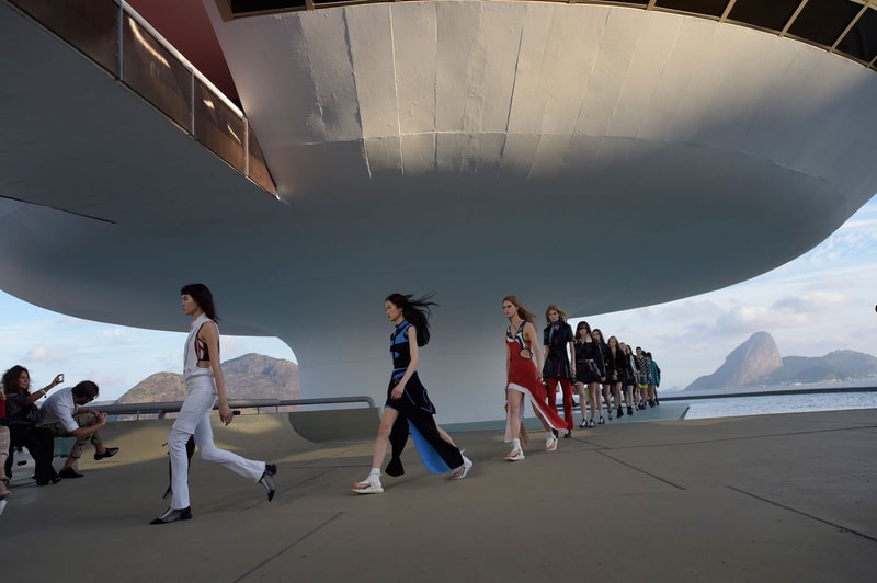 Louis Vuitton 於巴西 Niteroi Contemporary Art Museum 舉辦 2017 Cruise 系列發佈會