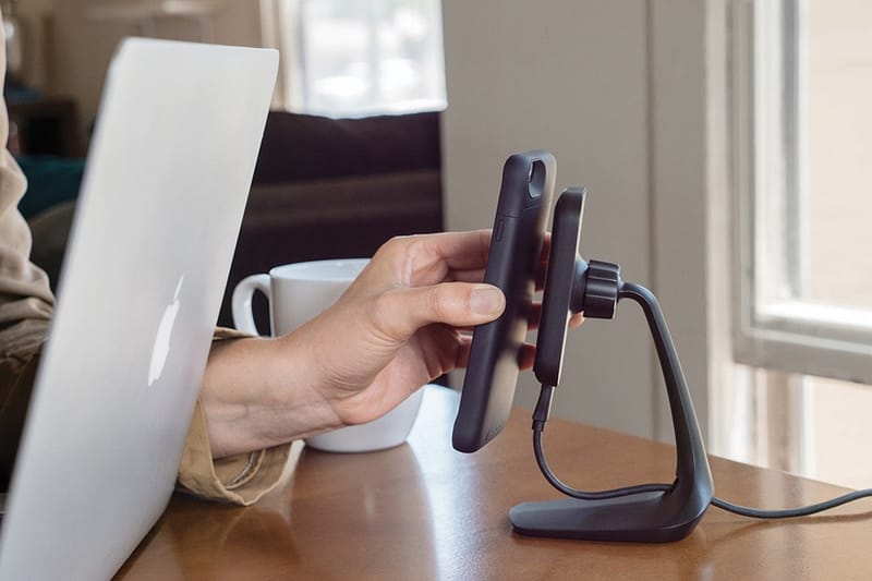 Mophie 為 iPhone 打造 Charge Force 無線充電背殼和底座