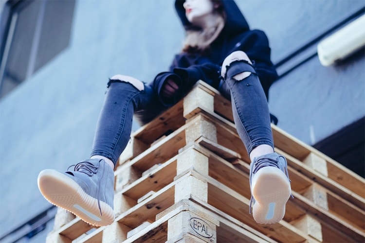 近賞 Yeezy Boost 750 全新配色設計「Light Grey」