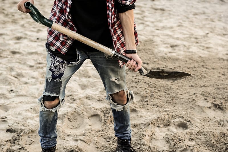 從懸崖擲下、鎚擊、活埋－葬送後重生的 Levi's 會變成怎樣？