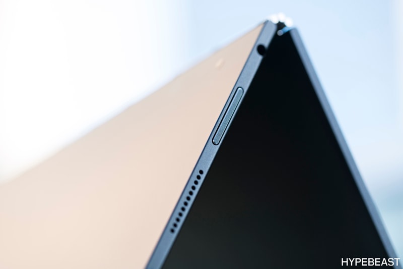 日前 Lenovo 於香港推出了全球最輕薄的二合一平板電腦 Yoga Book