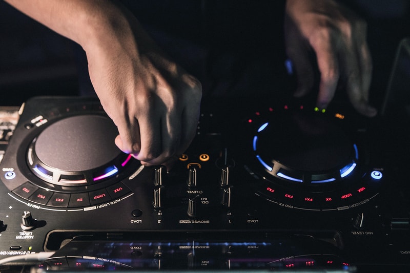 全新的 Pioneer DJ WEGO4 多合一 DJ 控制器