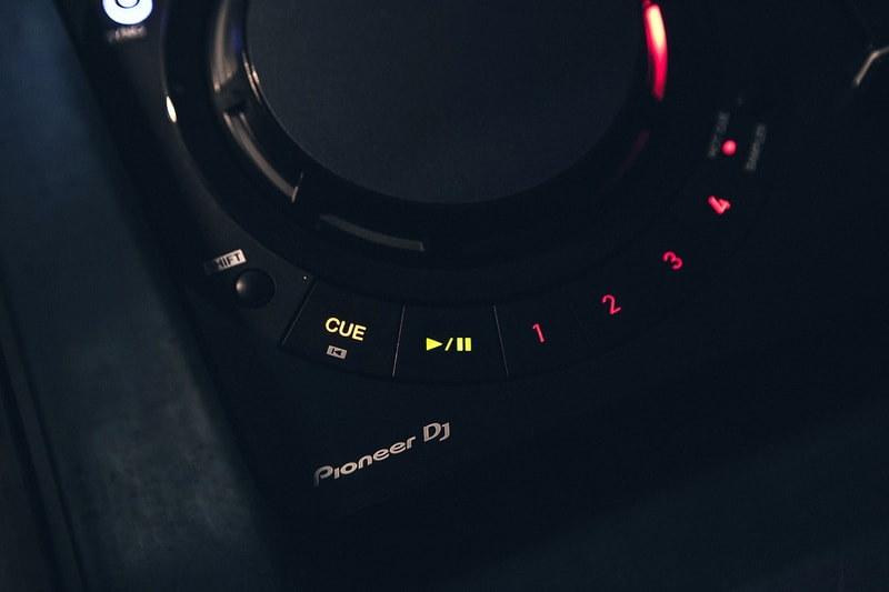 全新的 Pioneer DJ WEGO4 多合一 DJ 控制器
