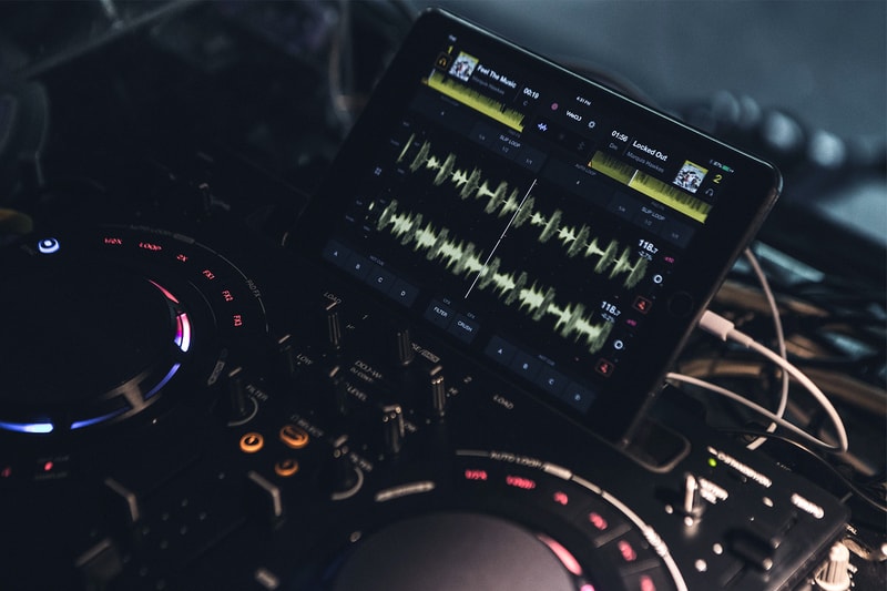 全新的 Pioneer DJ WEGO4 多合一 DJ 控制器