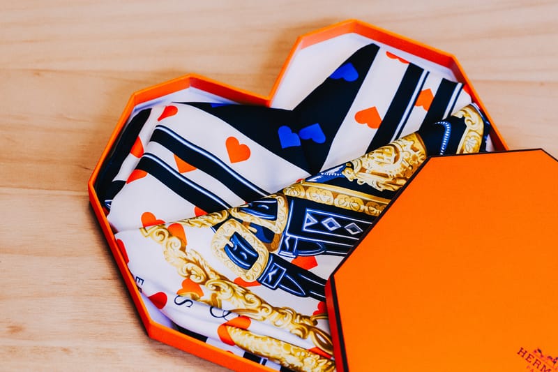 初見心型禮盒－Hermès 推出別注版「Brides de gala LOVE 90」Silk Scarf 