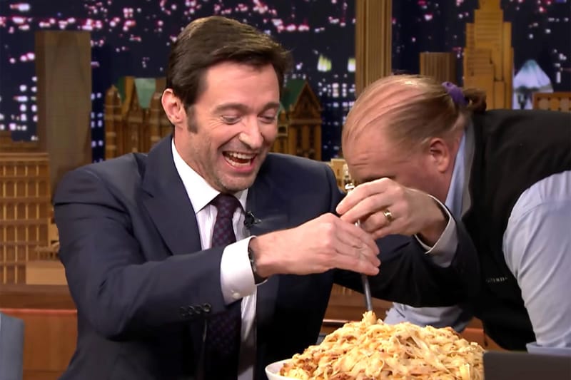 Hugh Jackman 於《The Tonight Show》獲得 Wolverine 畢業禮物