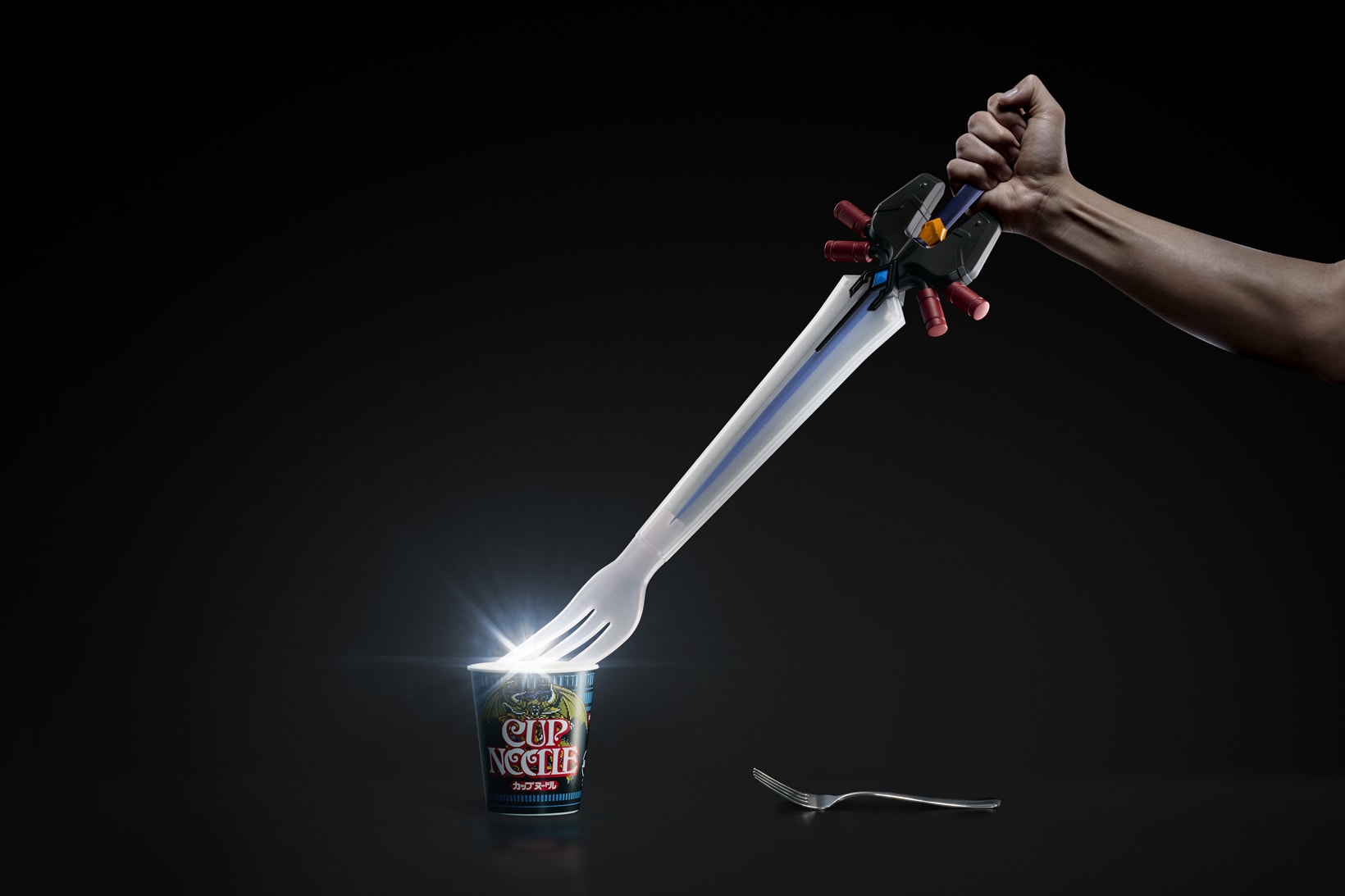 《Final Fantasy》與日清推出特別版杯麵套裝及巨型叉子