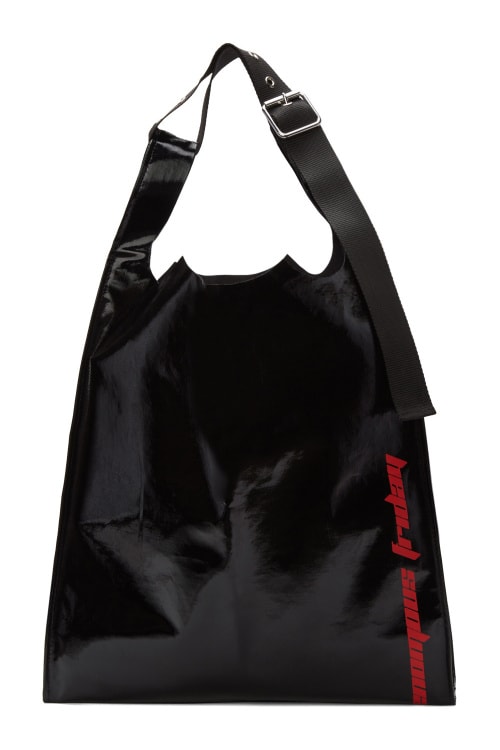 這是 Raf Simons 索價 $785 美元的布袋