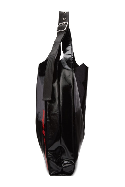 這是 Raf Simons 索價 $785 美元的布袋