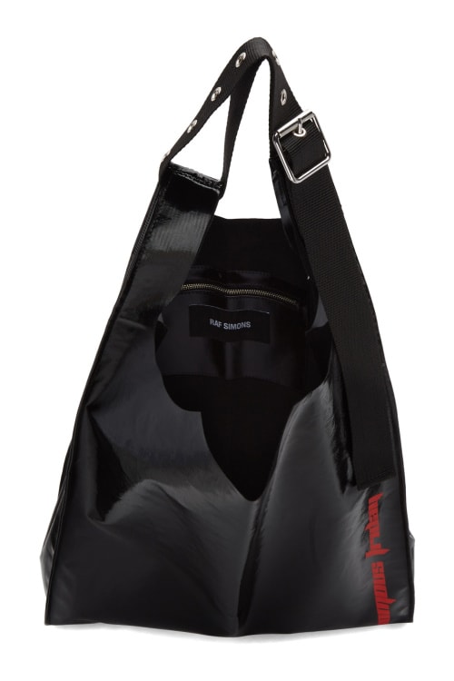 這是 Raf Simons 索價 $785 美元的布袋