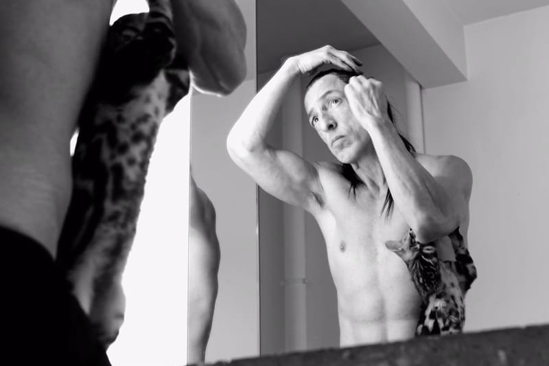 走進 Rick Owens 生活日常﹣看看他如何打理自己的一把長髮
