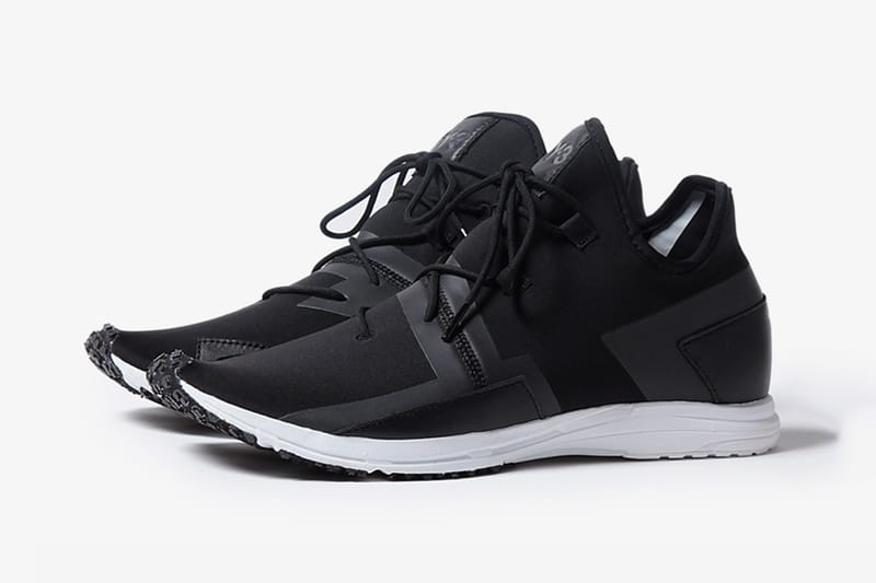 Y-3 Arc RC 全新配色設計「Core Black」正式上架