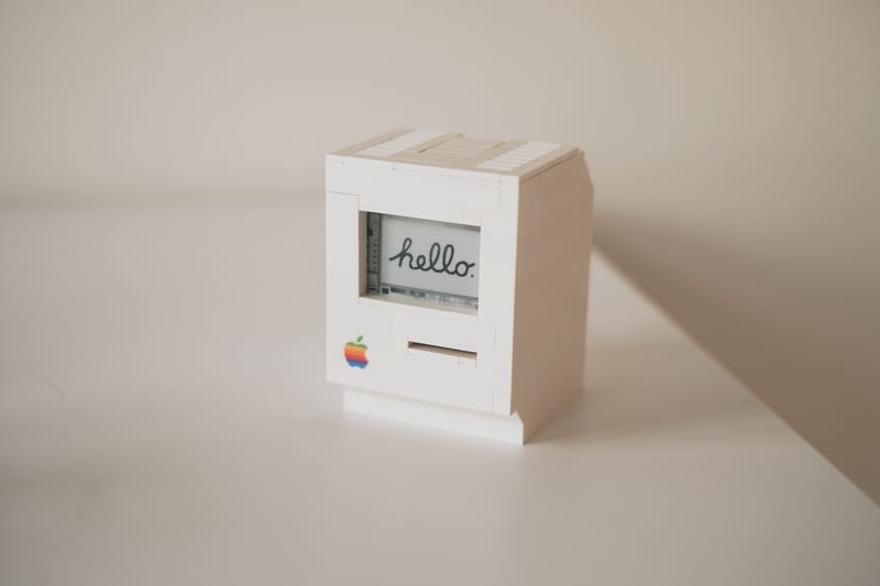 工程師製作出配有 e‑paper 螢幕的迷你版 LEGO Macintosh