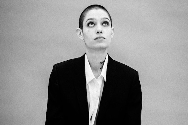 《Billions》大熱演員 Asia Kate Dillon 出鏡 WWD 最新造型特輯