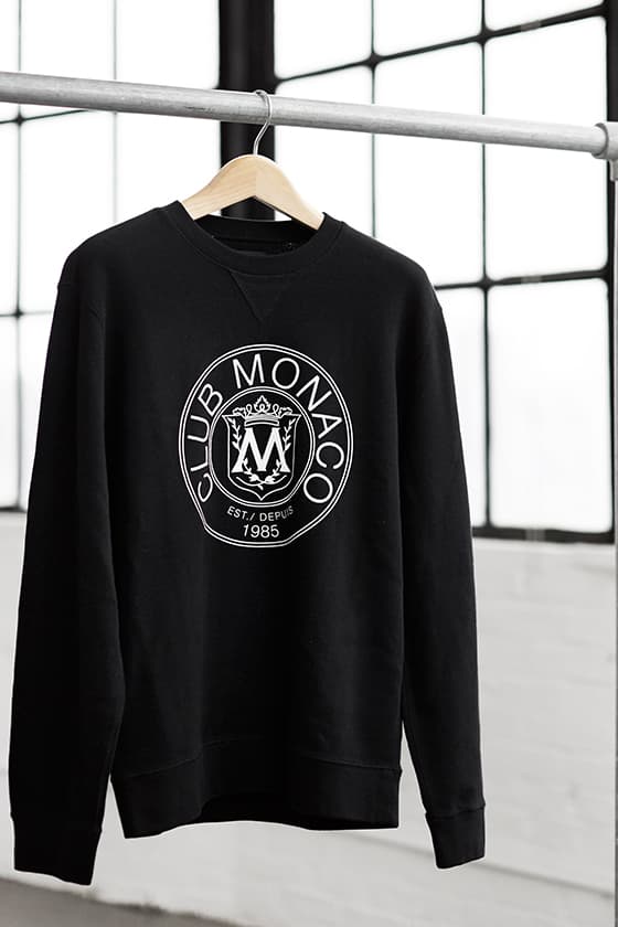 Club Monaco 以品牌經典設計為藍本推出「#ClubThrowback」系列