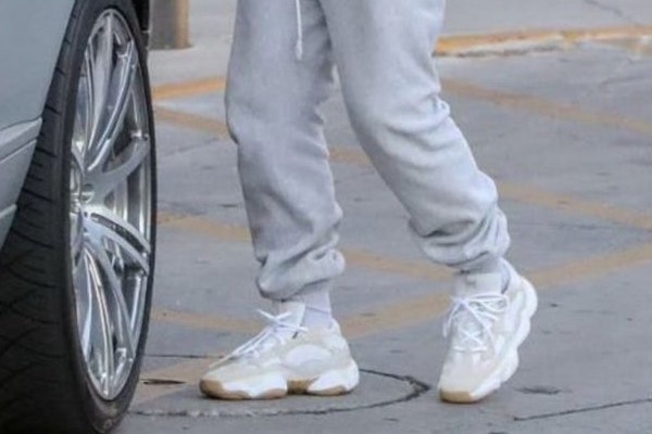 Kanye West 親自著用 YEEZY Season 6 全新 YEEZY Runner 現身街頭