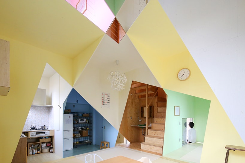 日本 Kochi Architect’s Studio 打造 ANA house 的七色室內空間