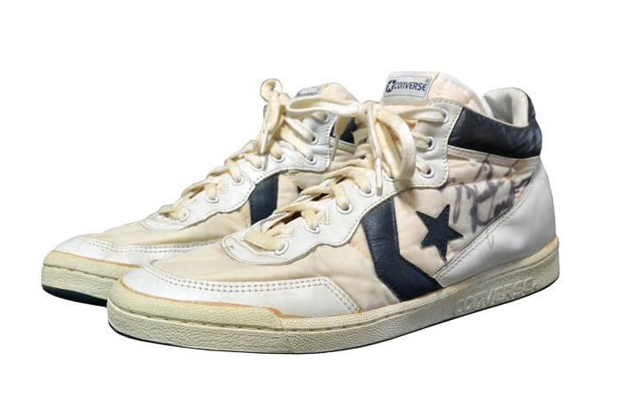 Michael Jordan 於 1984 年奧運所穿著的 Converse 籃球鞋以 $190,373 美元天價成交！
